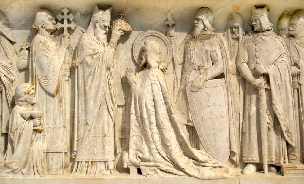 Dombormű Szent István király lovasszobra talapzatán