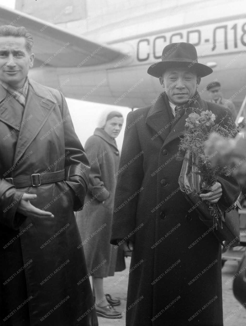 Külkapcsolat - Zu In Sen a SZOT XIX. kongresszusára érkezik