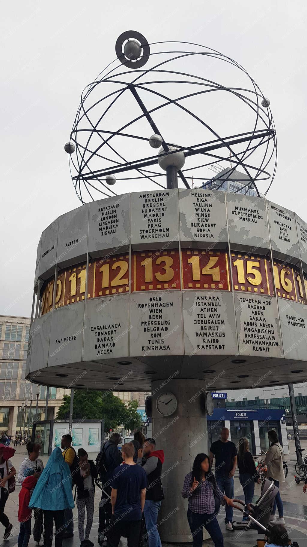 Városkép - Berlin - Uránia világóra