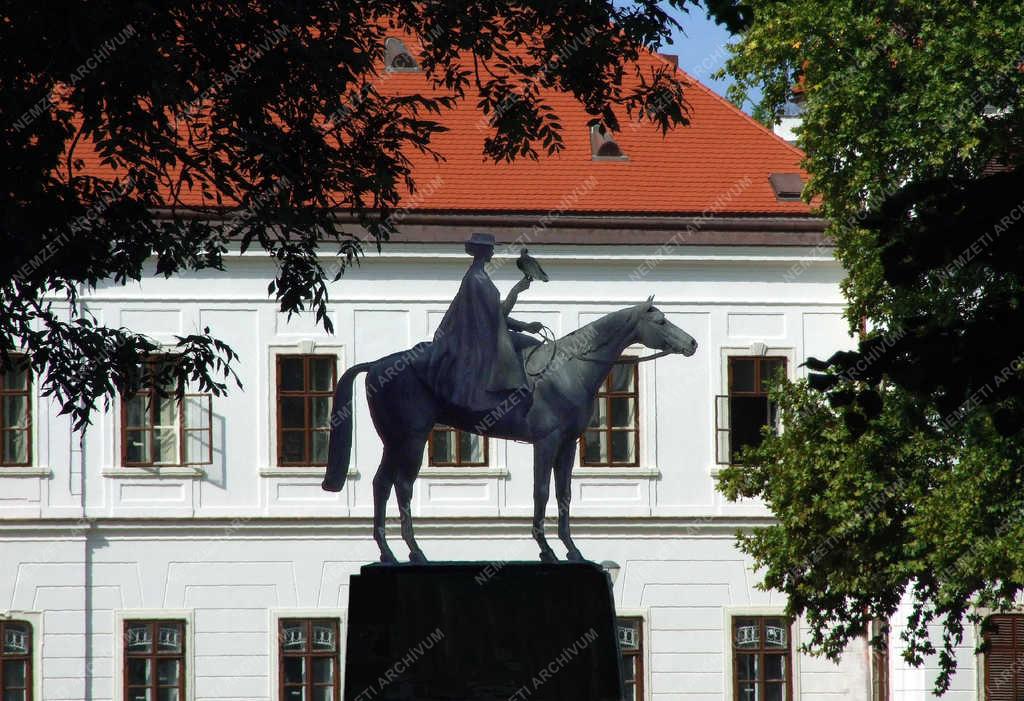 Köztéri szobor - Tata - Tatai Diana a kastélyparkban