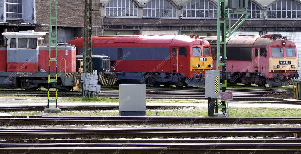 Közlekedés - Székesfehérvár - Régi mozdonyok az állomáson