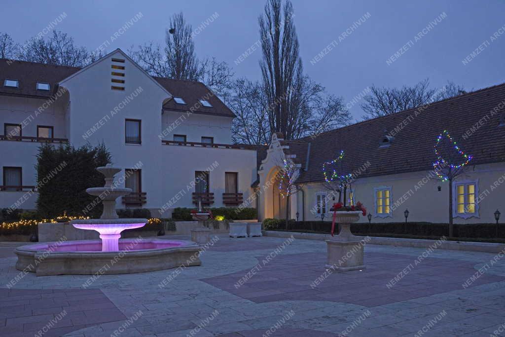 Vendéglátás - Tata - A Kristály Hotel díszudvara