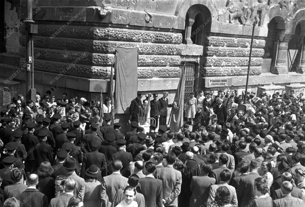 Történelem - Ságvári Endre-emléktábla leleplezése a Mária Terézia téren