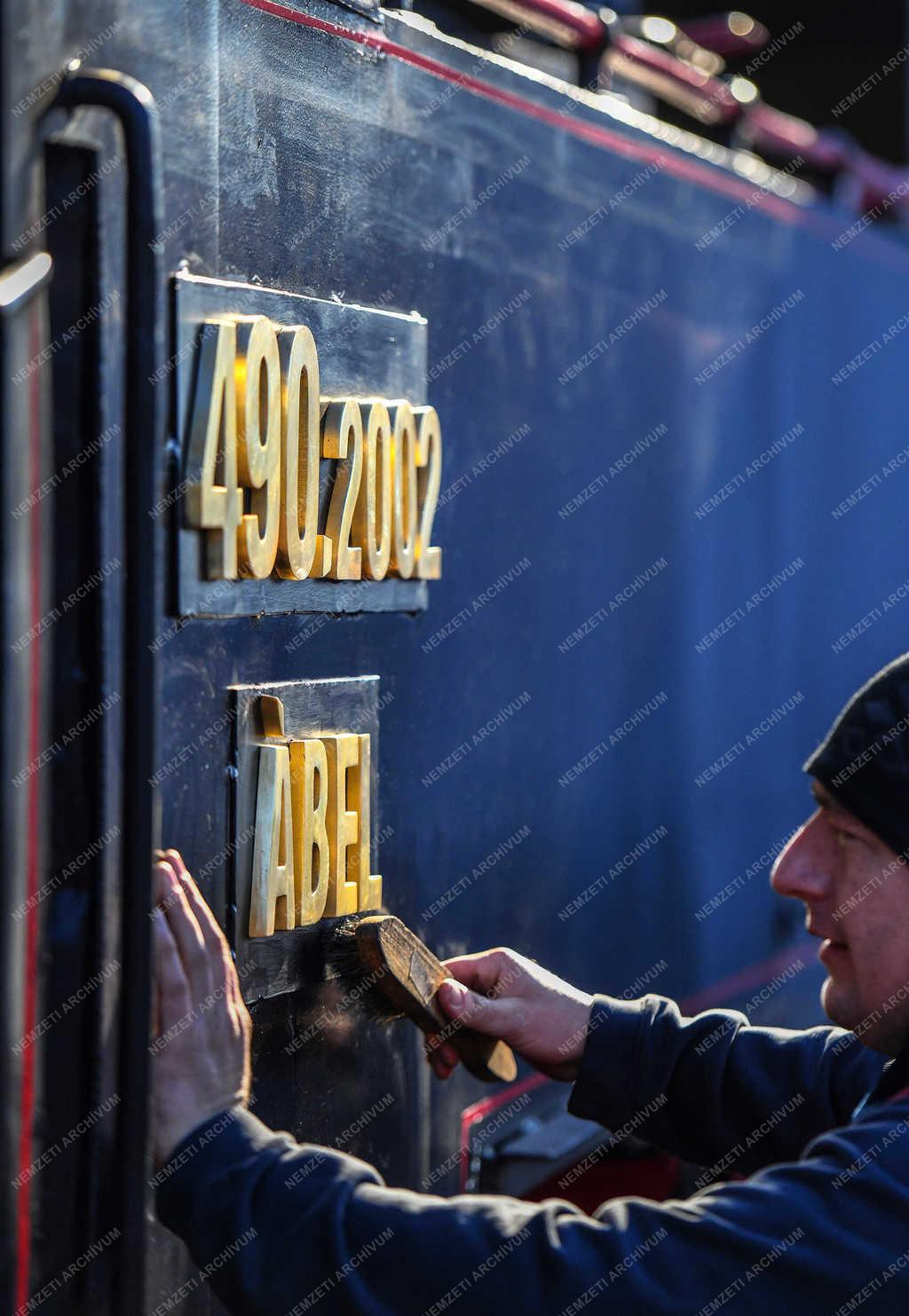 Közlekedés - Debrecen - Mozdony felújítása