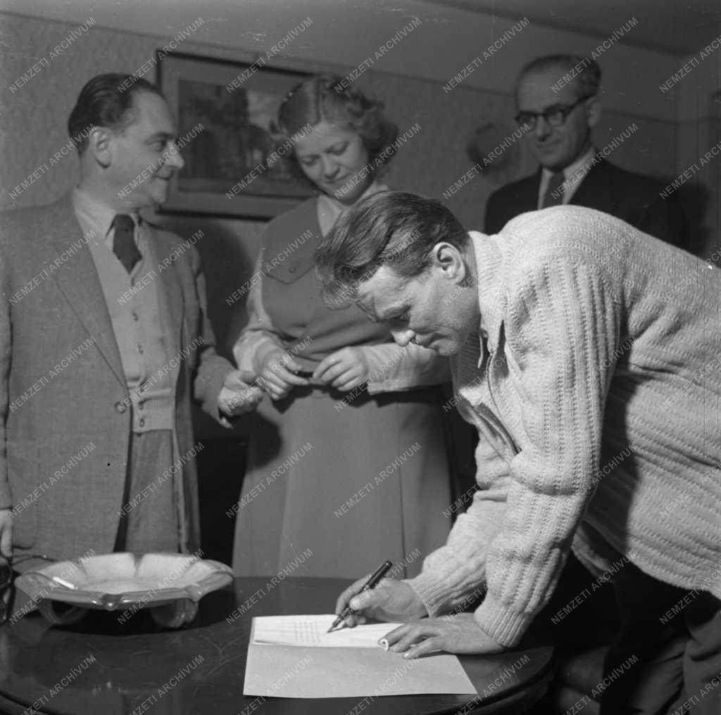 Kultúra - Szegedi színész aláírja a békeívet