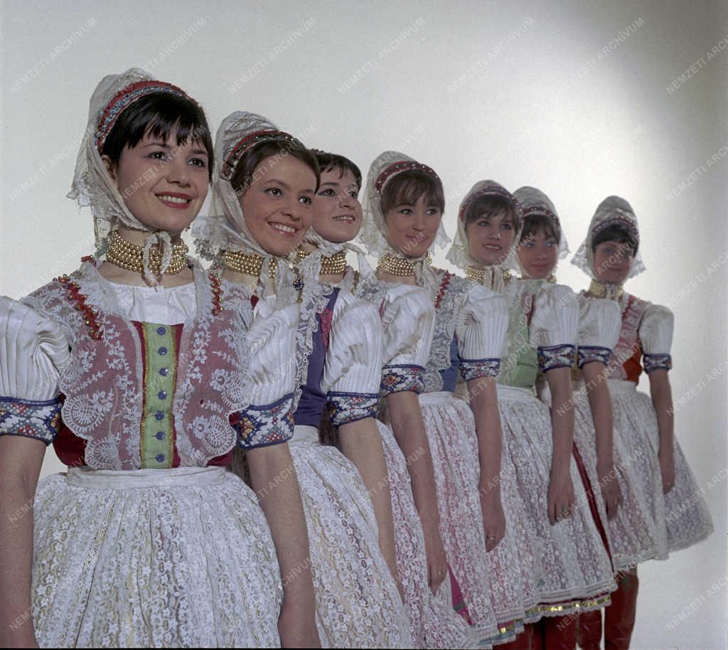 Kultúra - Néphagyomány - Állami Budapest Táncegyüttes