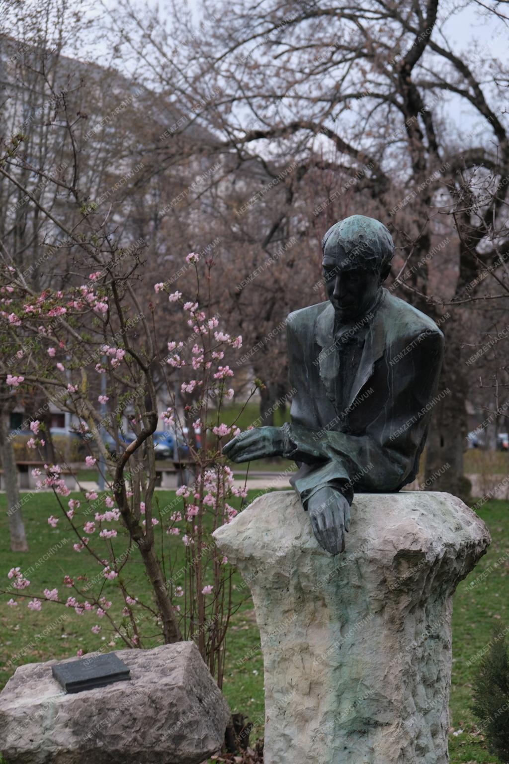 Budapest - Kosztolányi Dezső-szobor