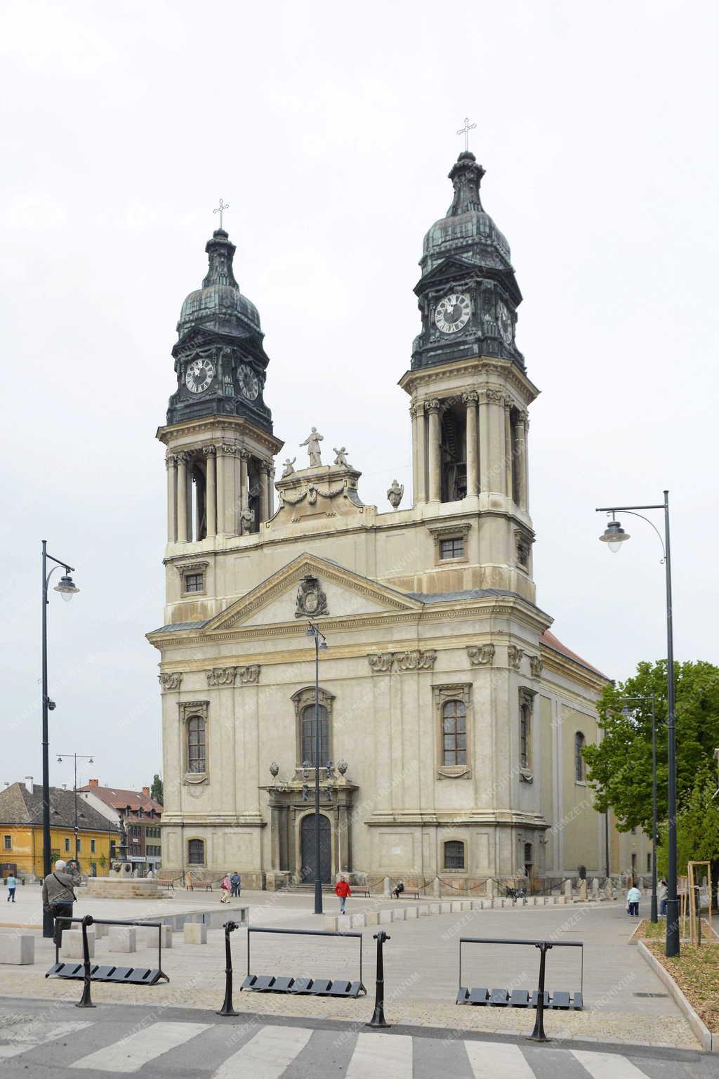 Egyházi épület - Pápa - A Szent István plébániatemplom