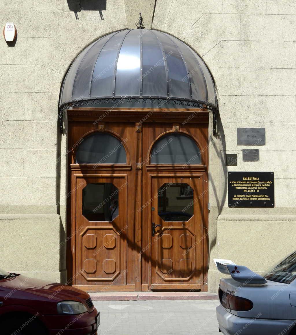 Épület - Budapest - Az Országos Roma Önkormányzat bejárata