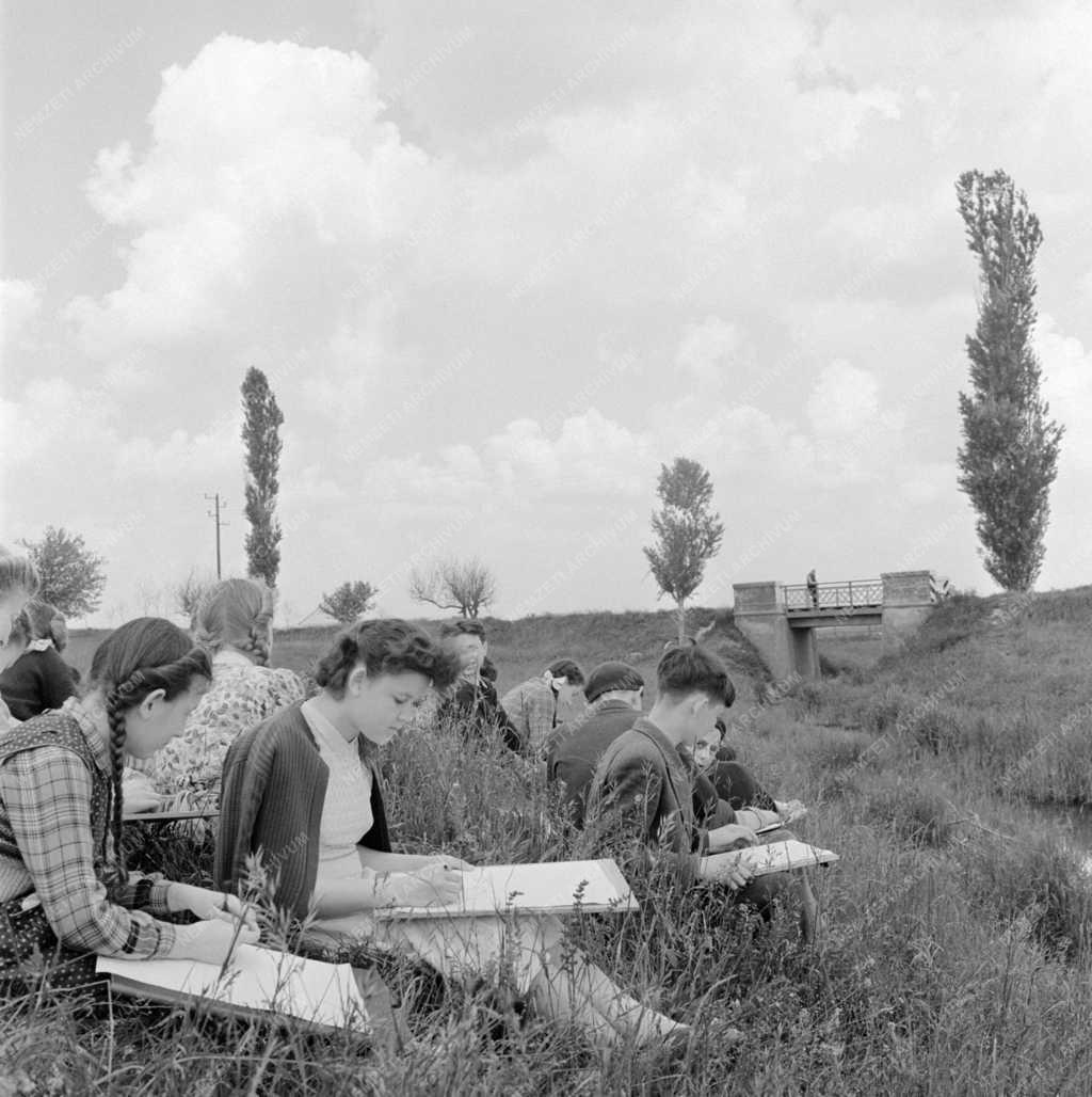 Életkép - Oktatás - Fiatalok rajzolnak a patakparton