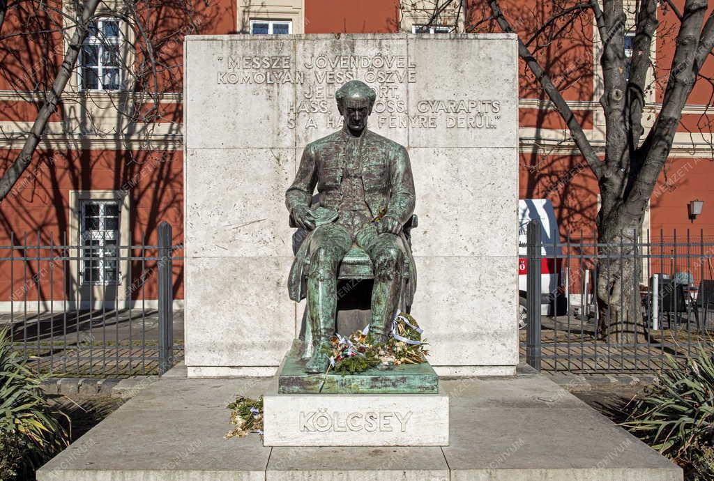 Városkép - Budapest - Kölcsey Ferenc szobra a Batthyány téren