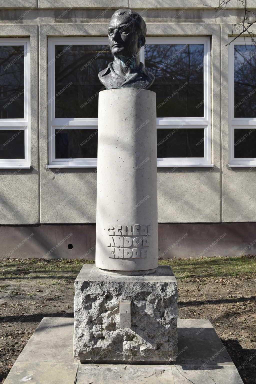Városkép - Budapest - Gelléri Andor Endre mellszobra Óbudán