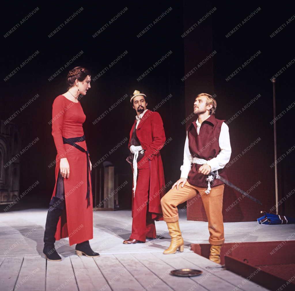 Kultúra - Színház - Dürrenmatt: János király