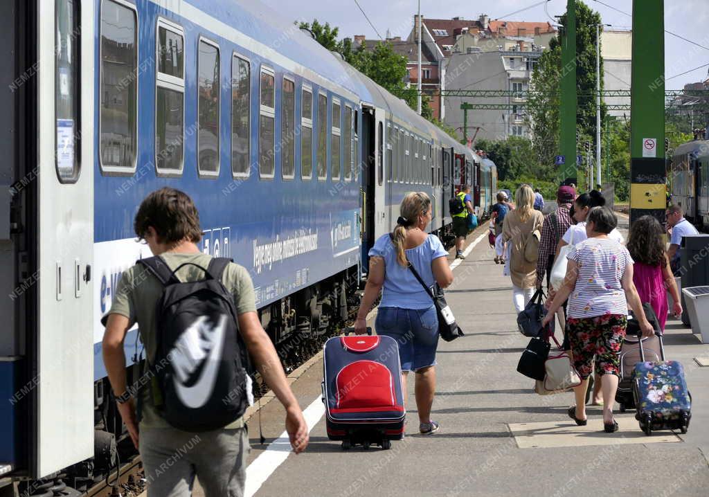 Közlekedés - Budapest - Utasok a Déli pályaudvaron
