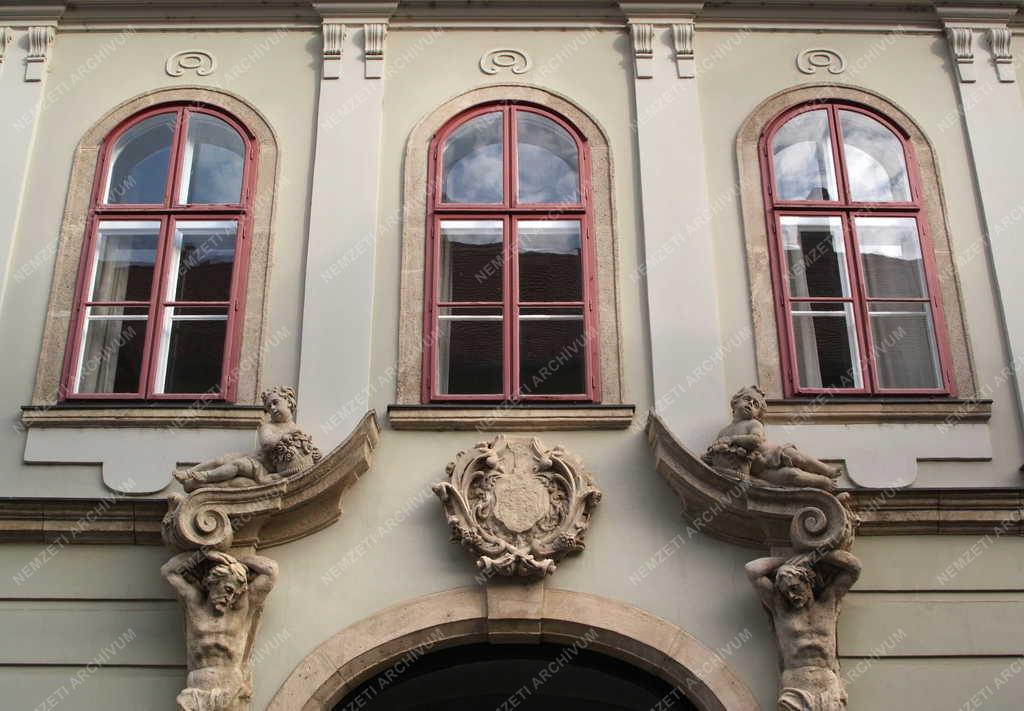 Épület - Budapest - A Hatvany-palota a Budai Várban