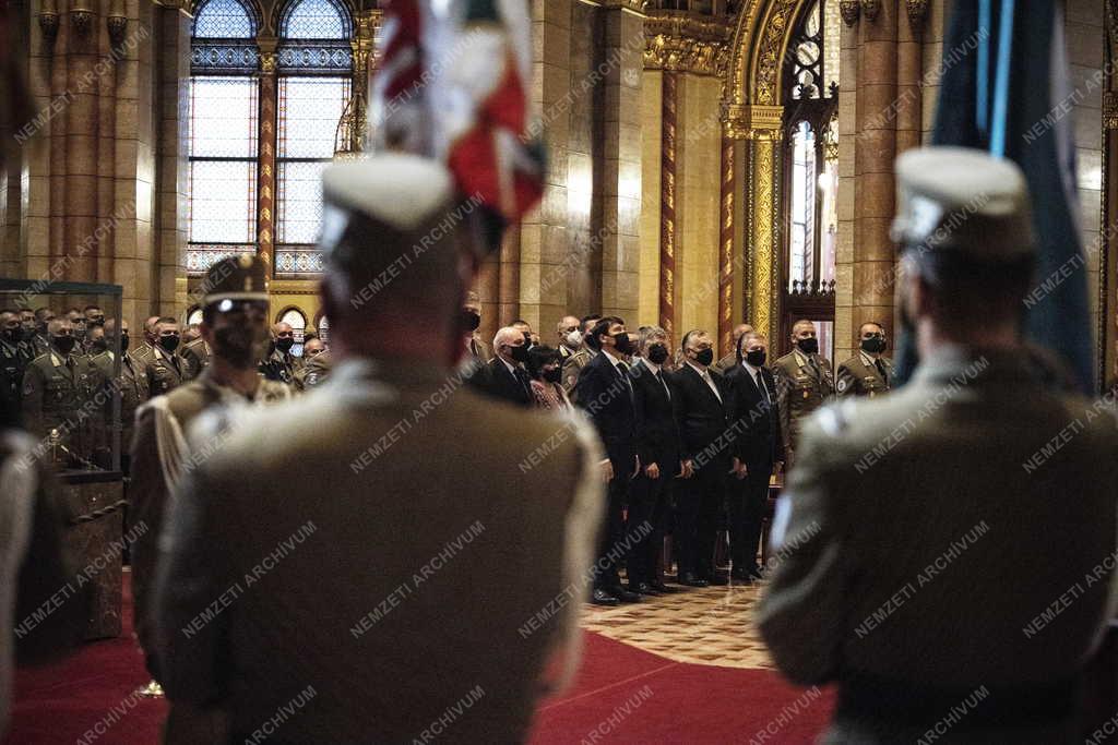 Orbán: nekünk kell megvédeni a hazát a bajban