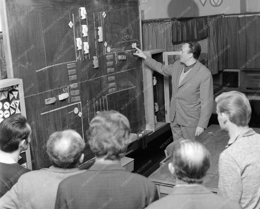 Oktatás - Szemléltető oktatás a KPM Autóközlekedési Tanintézetben