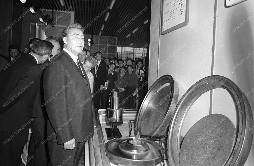Politika – A szovjet tudomány és technika 50 éve - Kiállítás