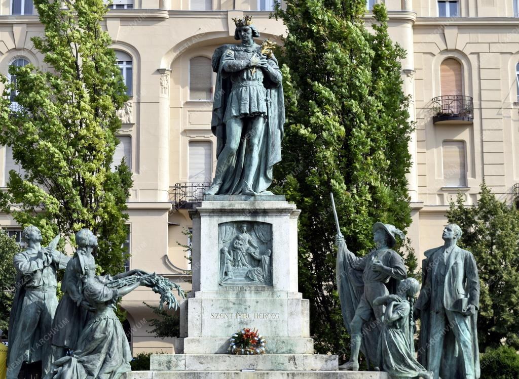 Kultúra - Budapest - Szent Imre-szobor a Móricz Zsigmond körtéren
