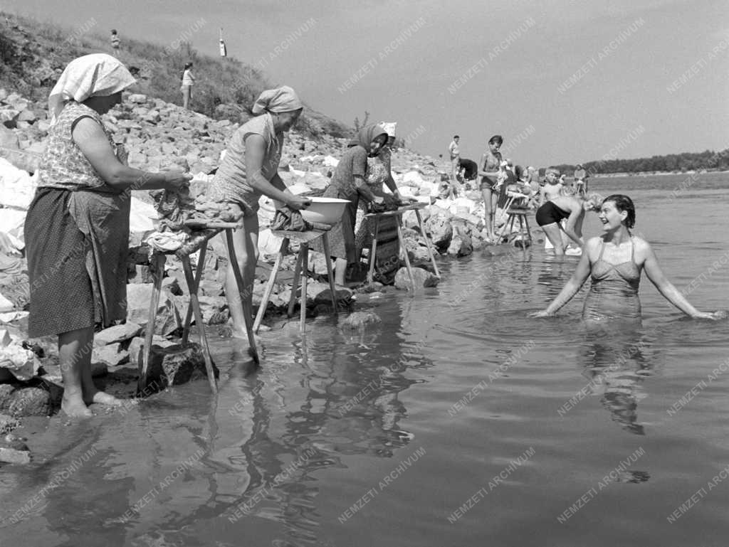 Életvitel - Mosás a Dunában