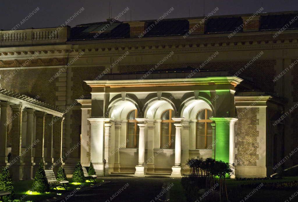 Műemlék - Budapest - A Várkert Bazár esti kivilágításban