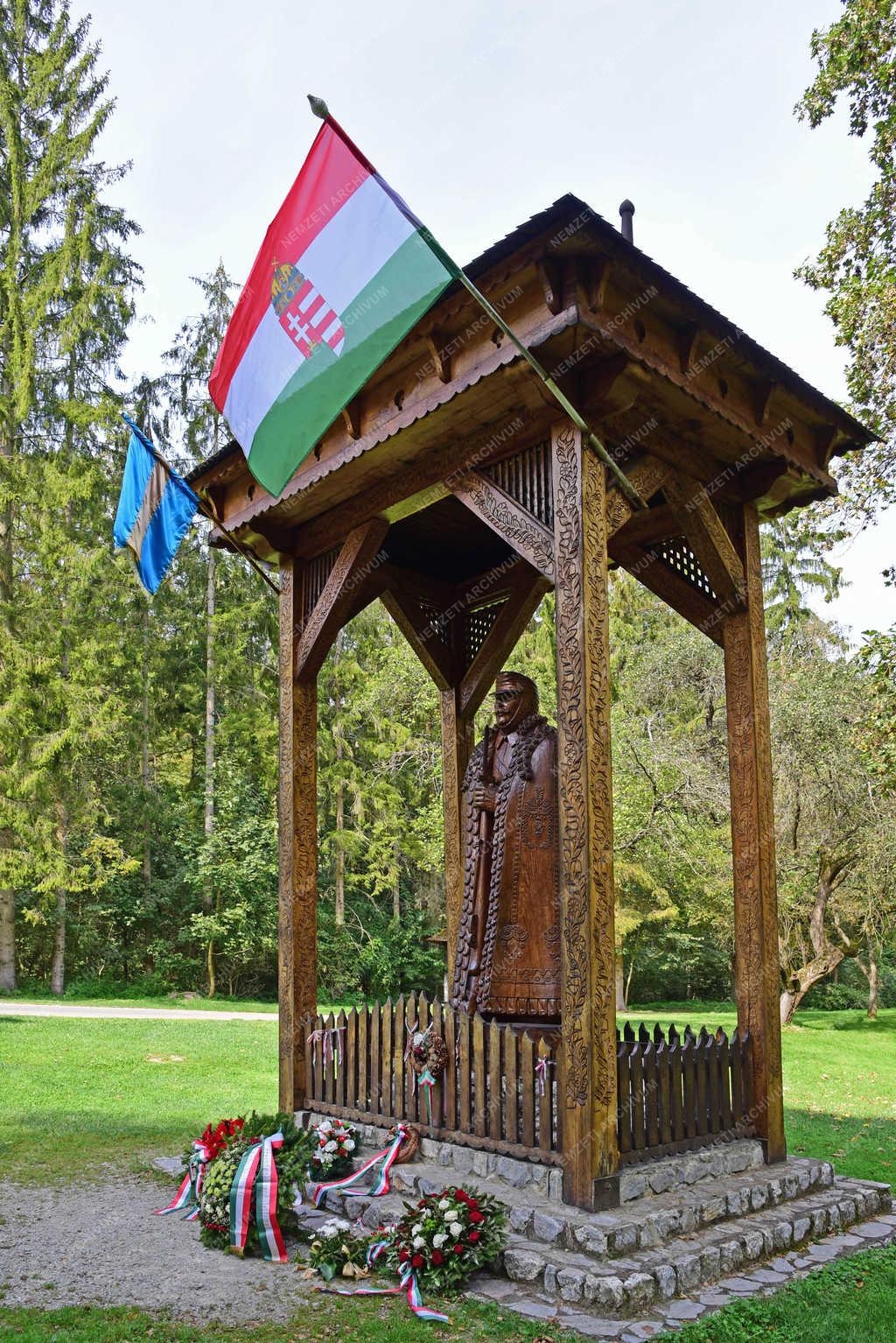 Köztéri szobor - Szilvásvárad - Kárpátok őre