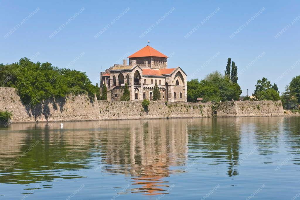 Épület - Tata - A tatai vízi vár