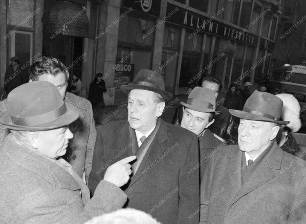 Belpolitika - Kádár János és kísérete a Kálvin téren
