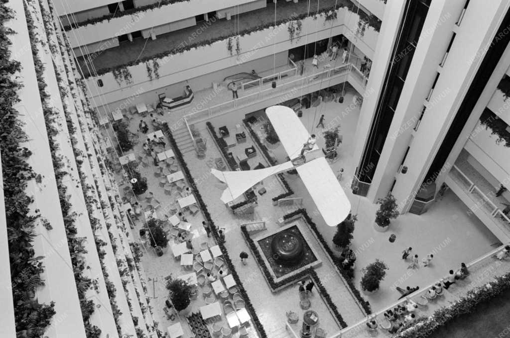 Életkép - Szállodaipar - Repülőgép az Atrium Hyatt Budapes