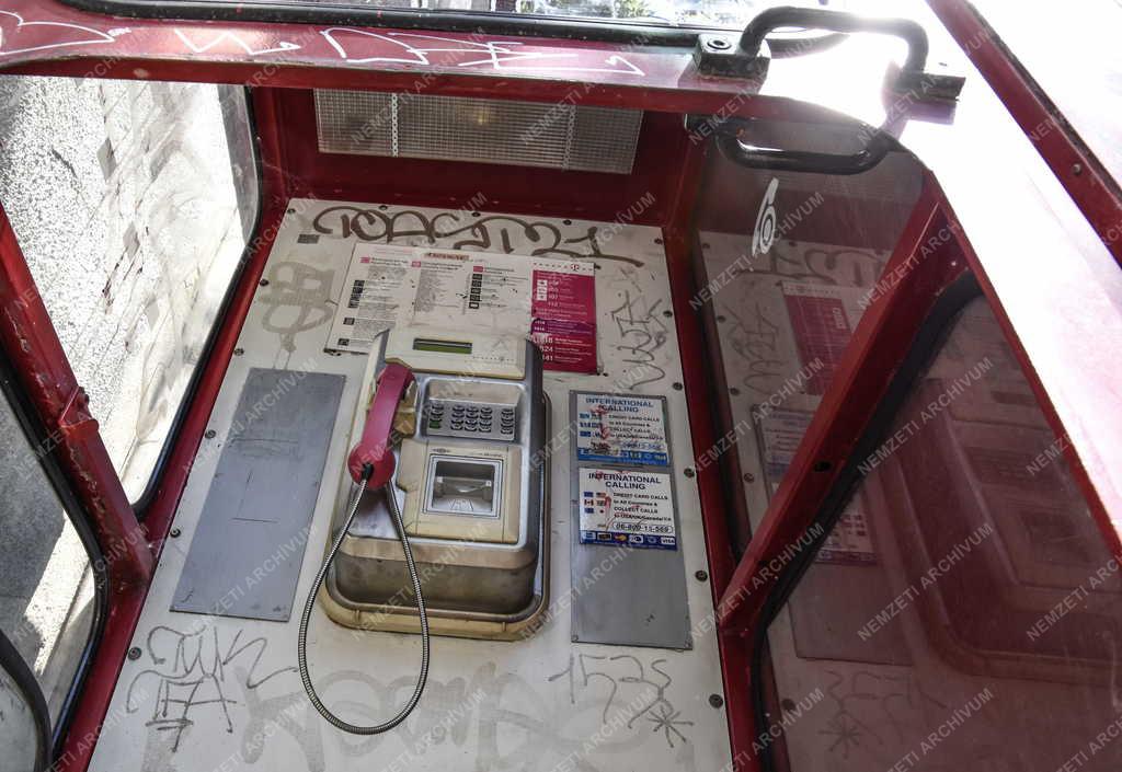 Távközlés - Budapest - Megrongált utcai telefonfülke