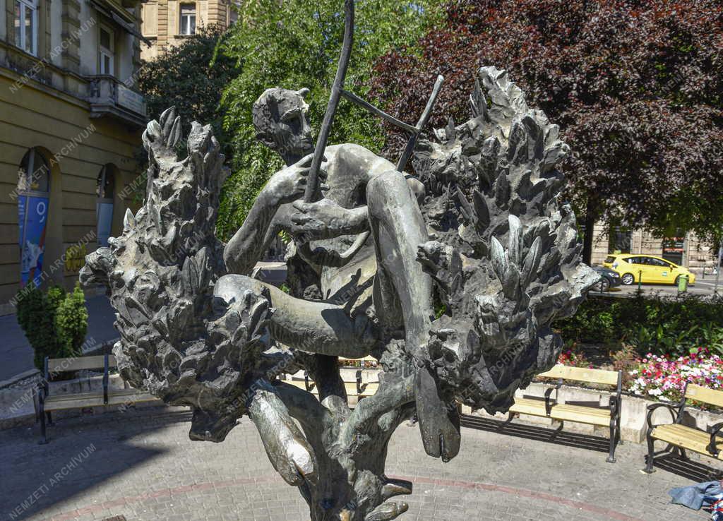 Városkép - Budapest - Erdei faun című szobor Erzsébetvárosban