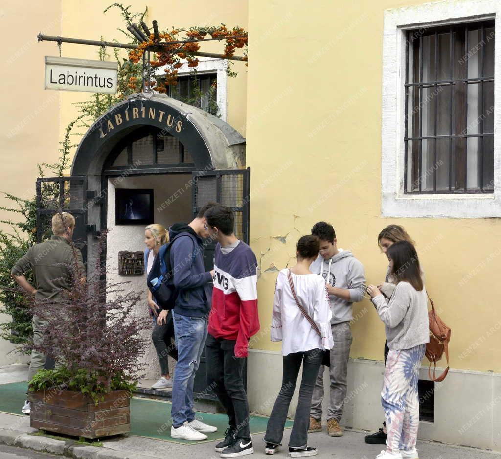 Idegenforgalom - Budapest - Turisták a Budai Várban