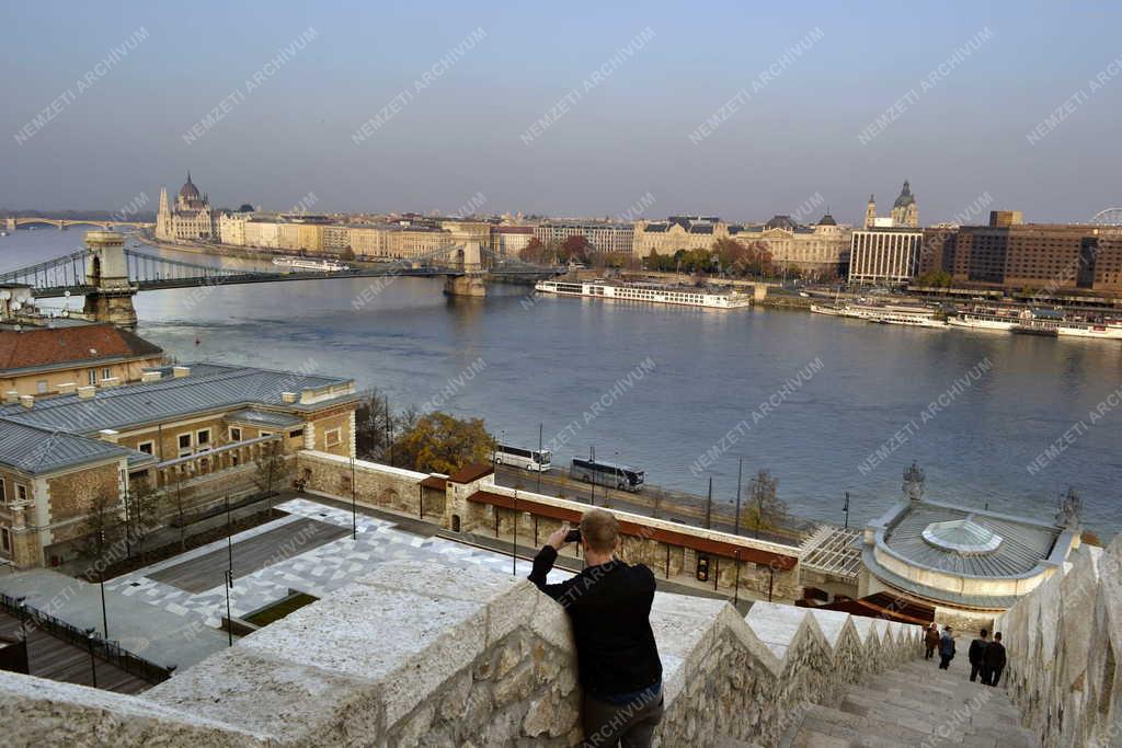 Városkép - Budapest - Fényképező turista