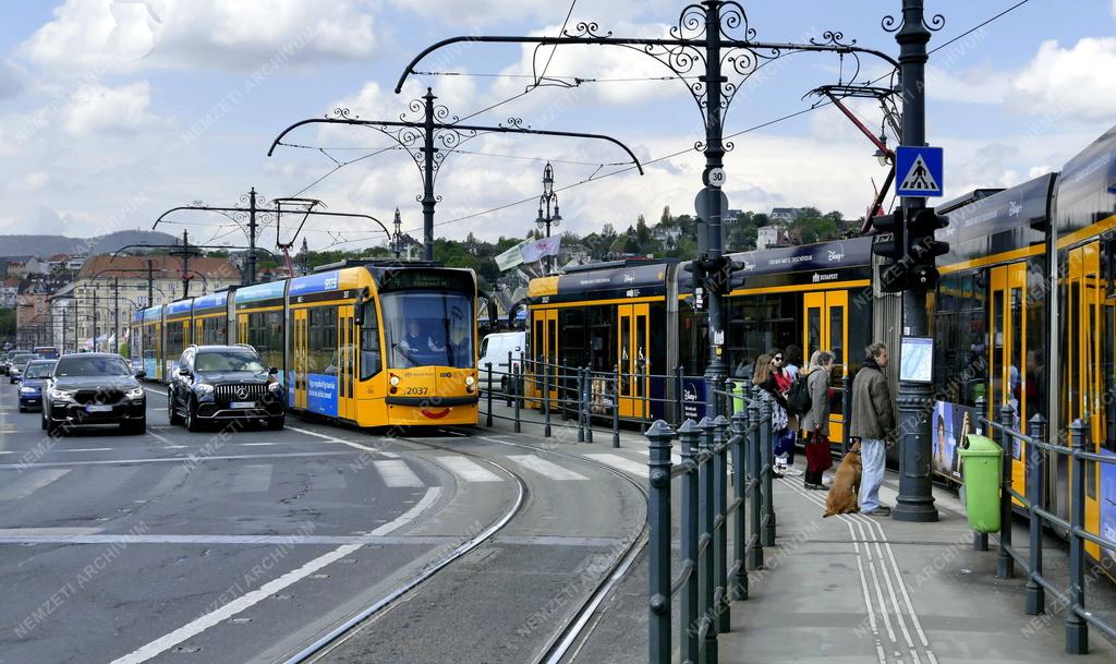 Közlekedés Budapest - Villamosok és személyautók a Margit hídon