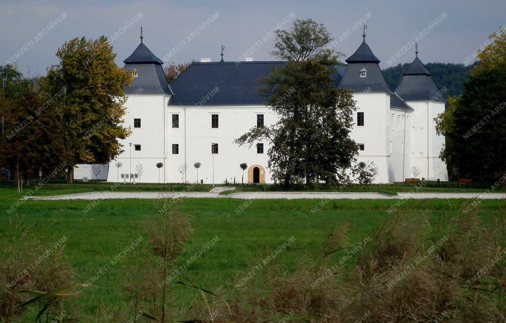 Épület - Egervár - A felújított Nádasdy-Széchenyi várkastély