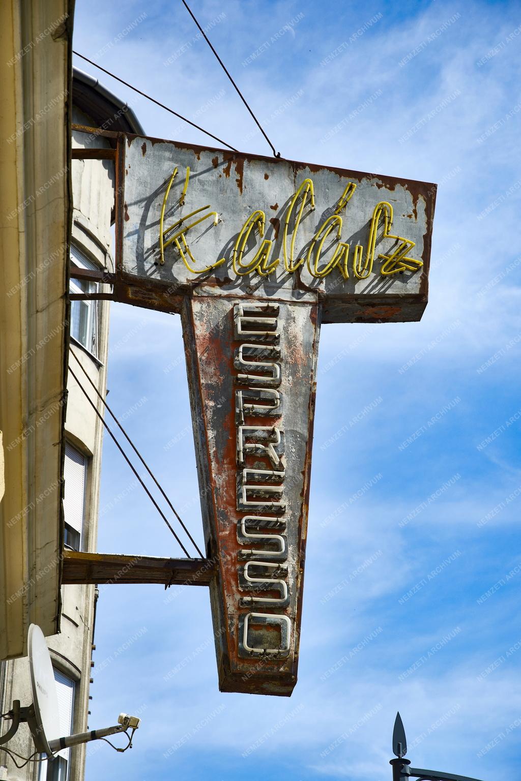 Városkép - Budapest - Régi neon felirat