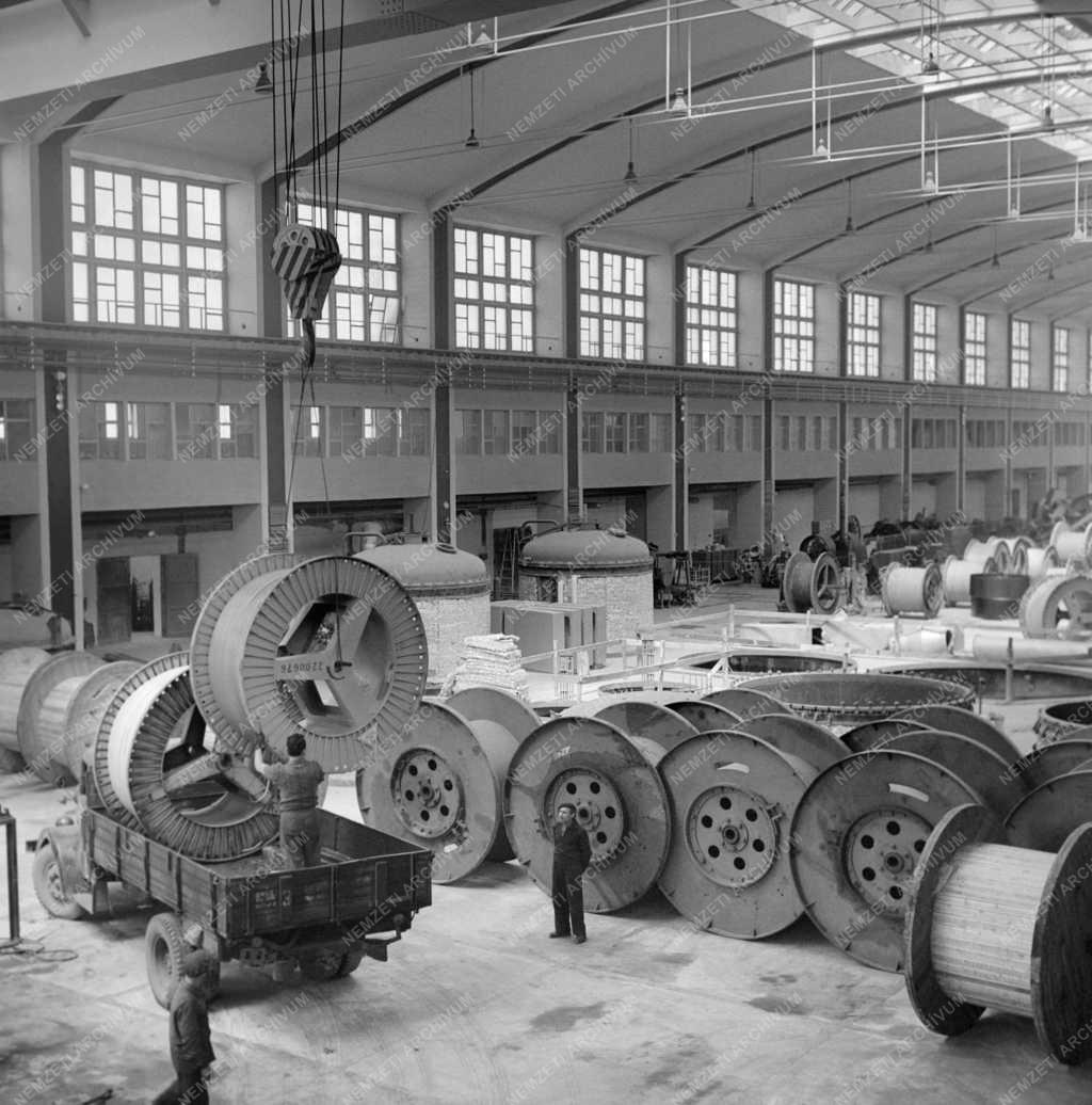 Ipar - Átadták rendeltetésének az ország legnagyobb szerelőcsarnokát