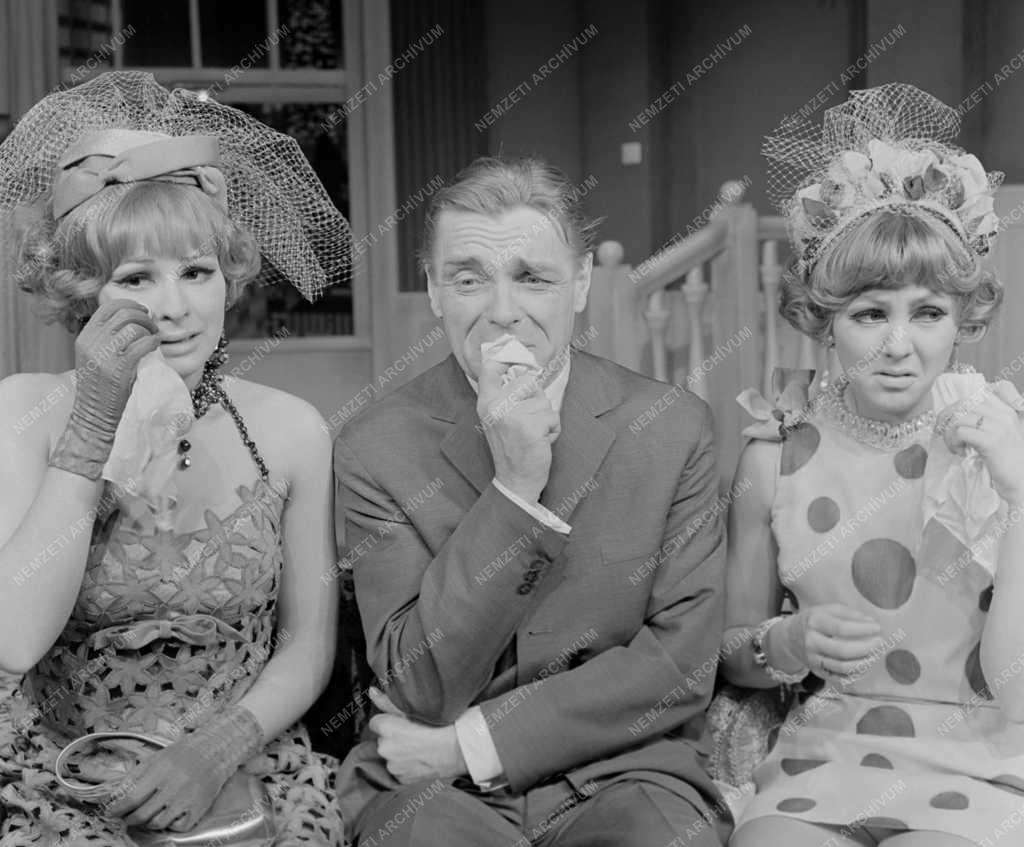 A Pesti Színház január 6-án mutatja be Neil Simon: „Furcsa pár” c. vígjátékát. Rendező: Várkonyi Zoltán.