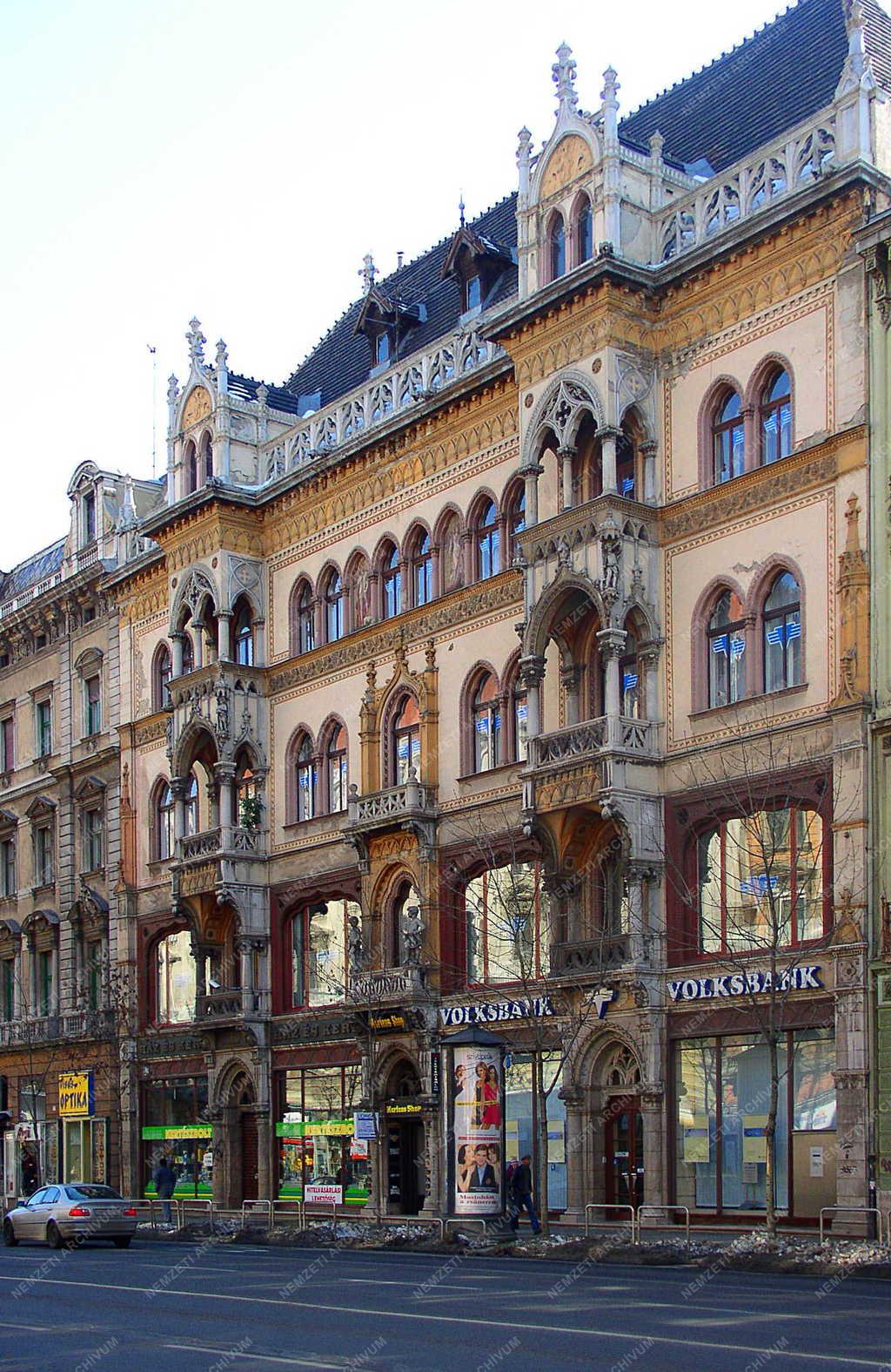 Budapesti városkép - Restaurált belvárosi lakóház