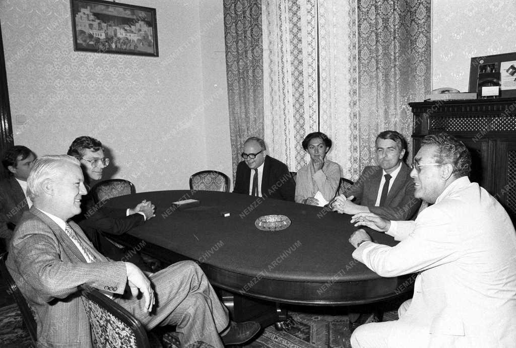 Külpolitika - Az NSZK pénzügyminisztere Budapesten