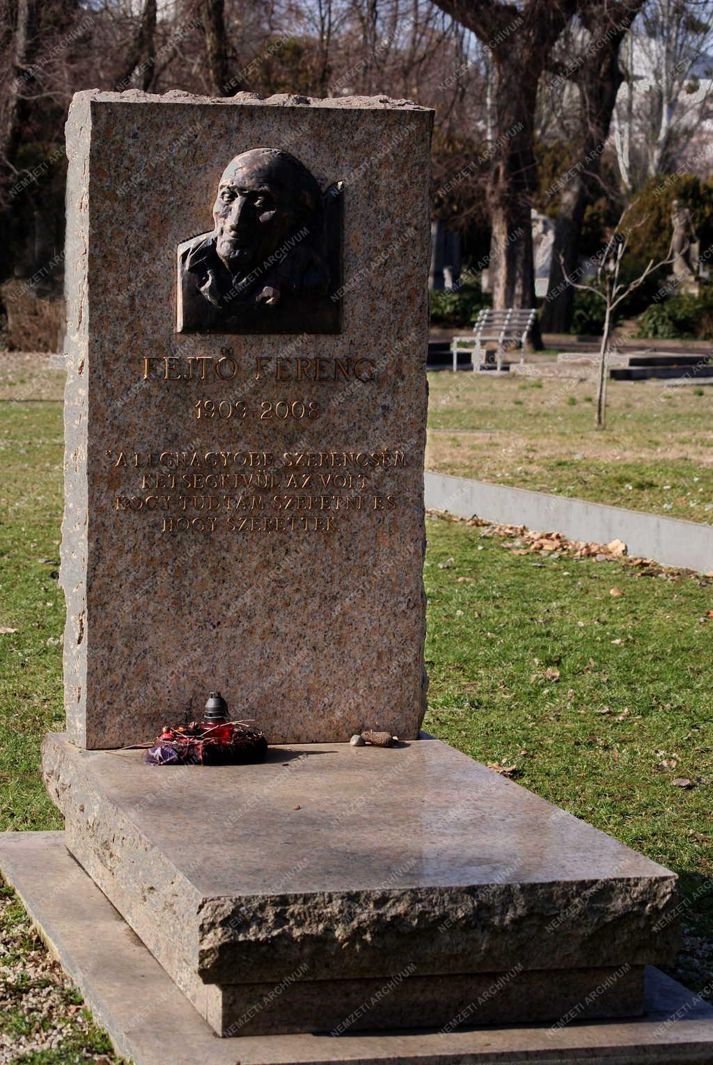 Temető - Fejtő Ferenc sírja a Fiumei úti Nemzeti Sírkertben