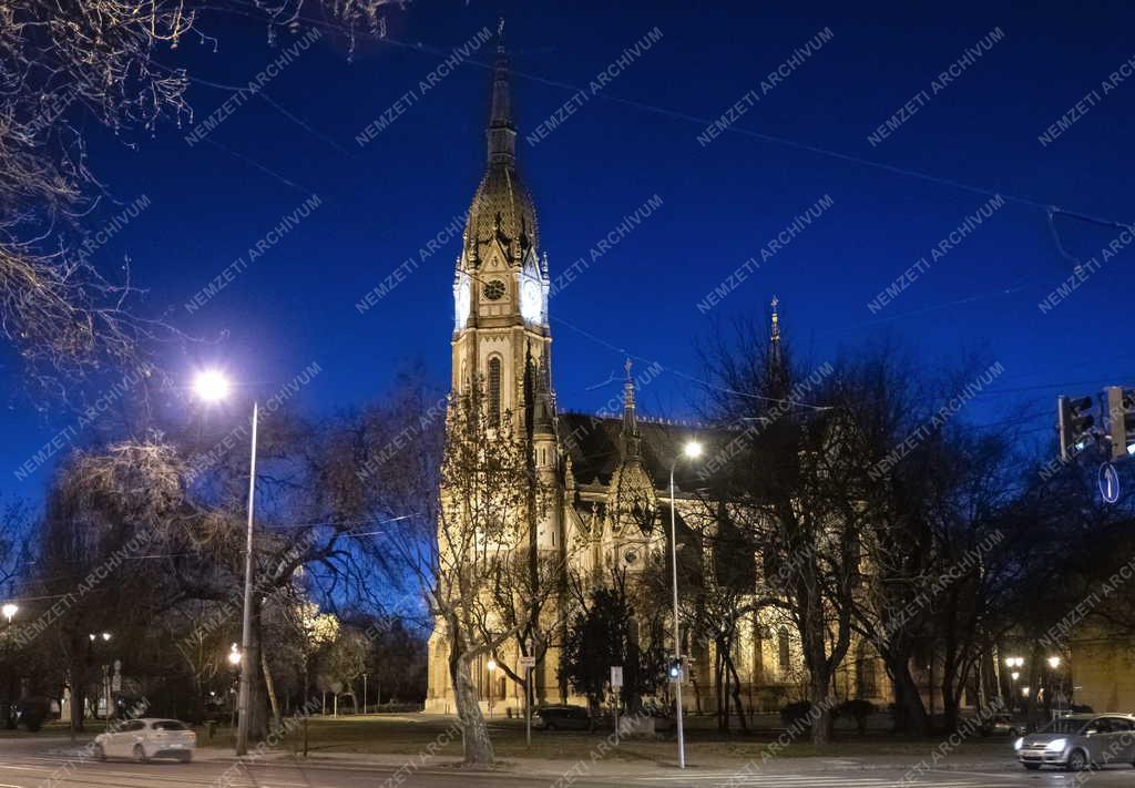 Városkép - Budapest - Kőbányai Szent László-templom esti felvételen