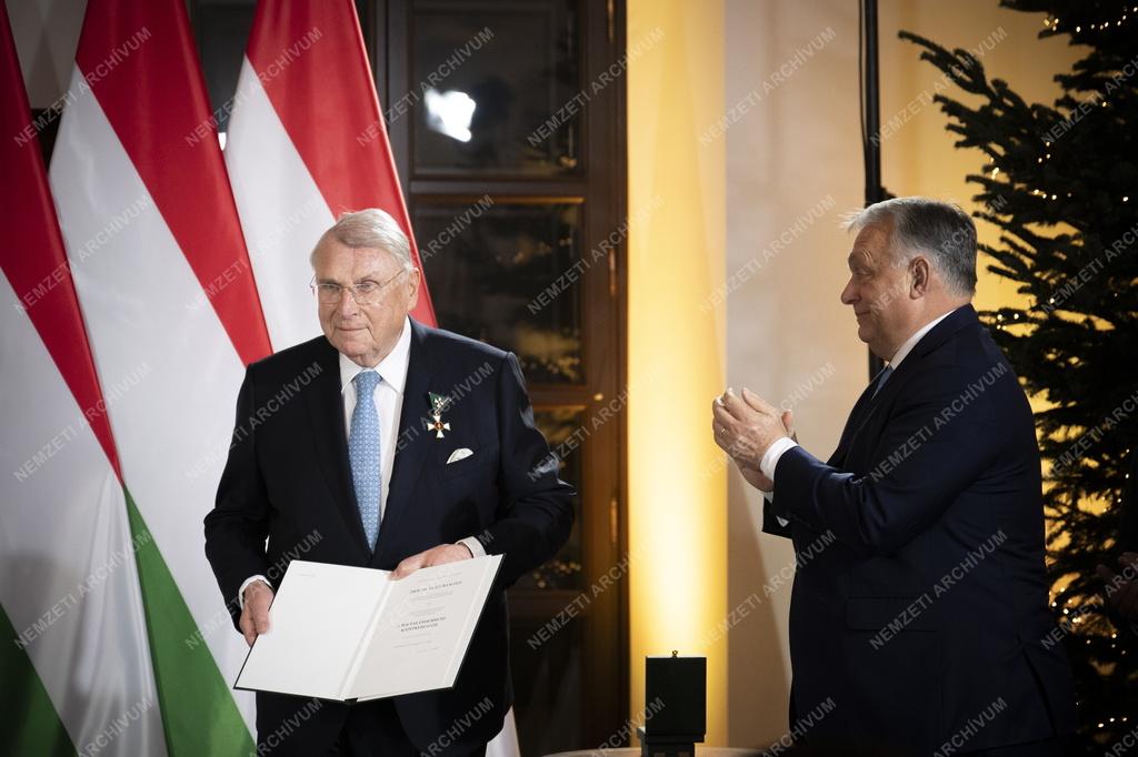 Orbán Viktor kitüntette Klaus Mangoldot