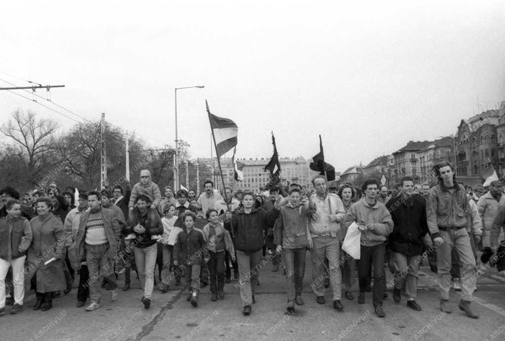 Demonstráció - Tüntetés a román nagykövetség előtt