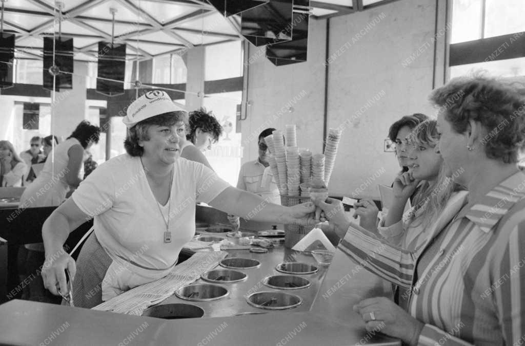 Kereskedelem - Vendéglátás - Felújították a Jégbüfét