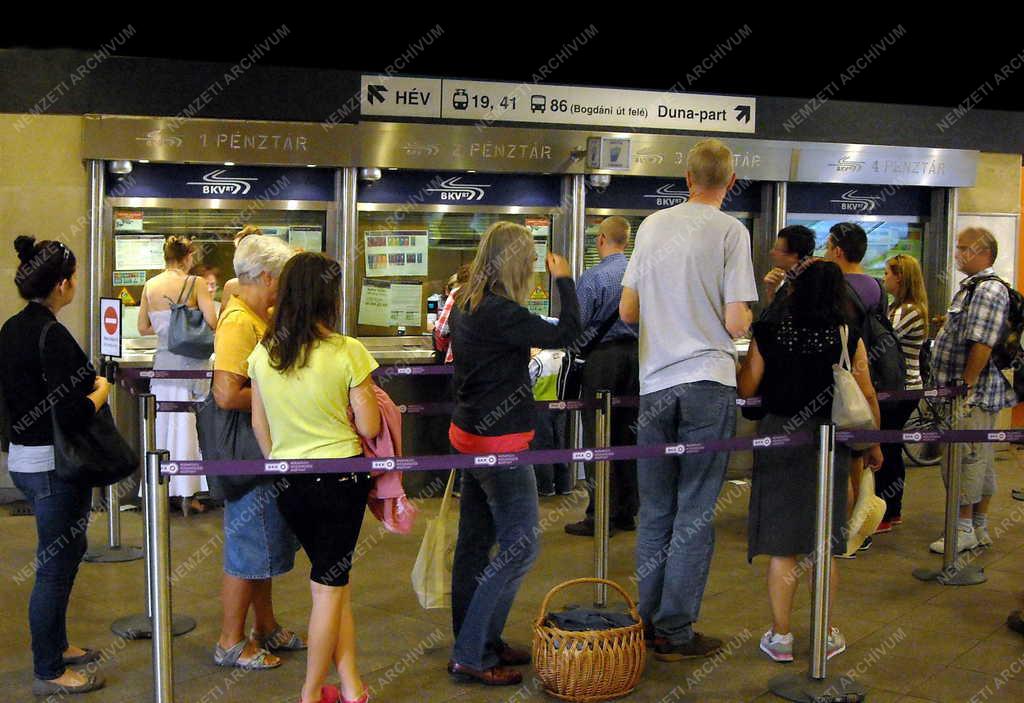 Közlekedés - Budapest - Jegypénztár az aluljáróban
