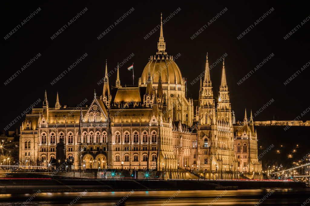 Épület - Budapest - A Parlament esti kivilágításban