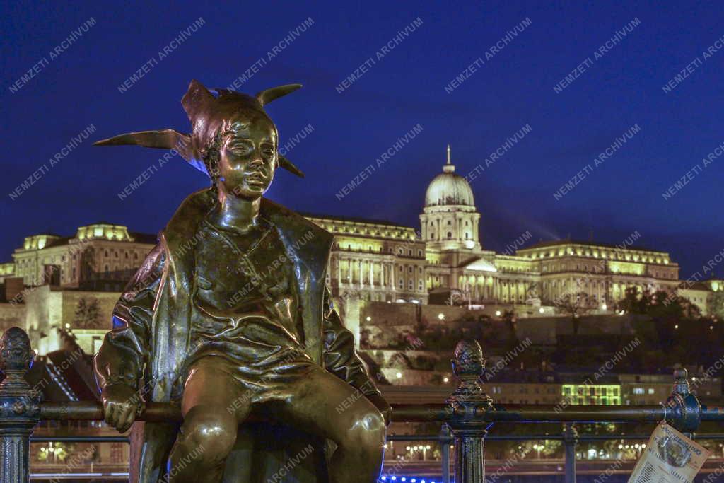 Műalkotás - Budapest - Kiskirálylány szobor
