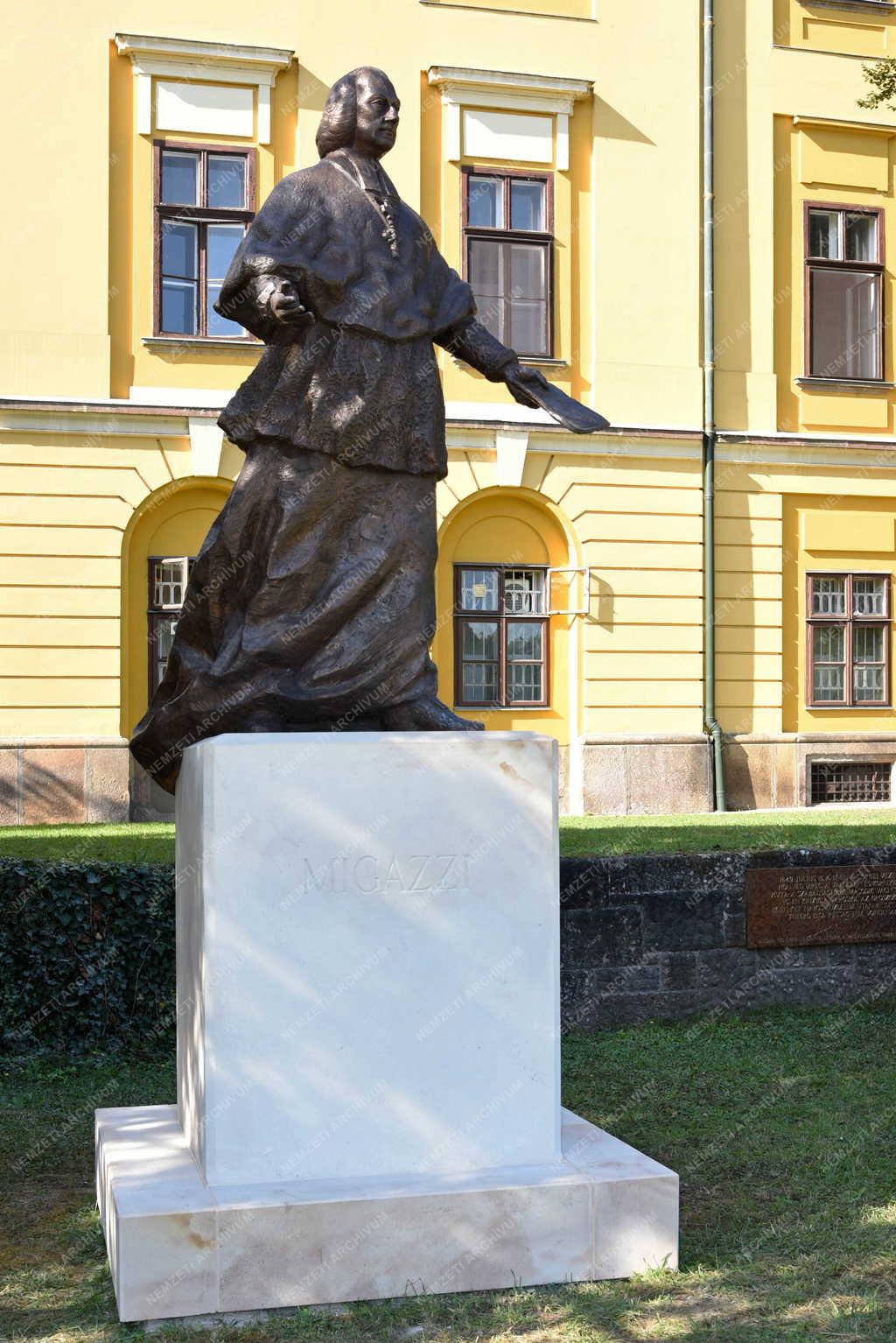 Városkép - Vác - Migazzi Kristóf bíboros szobor