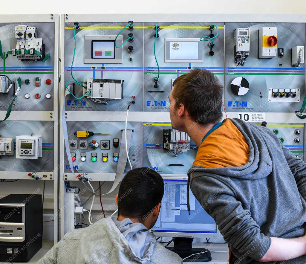 Felsőoktatás - Debrecen - Irányítástechnikai labor az egyetemen